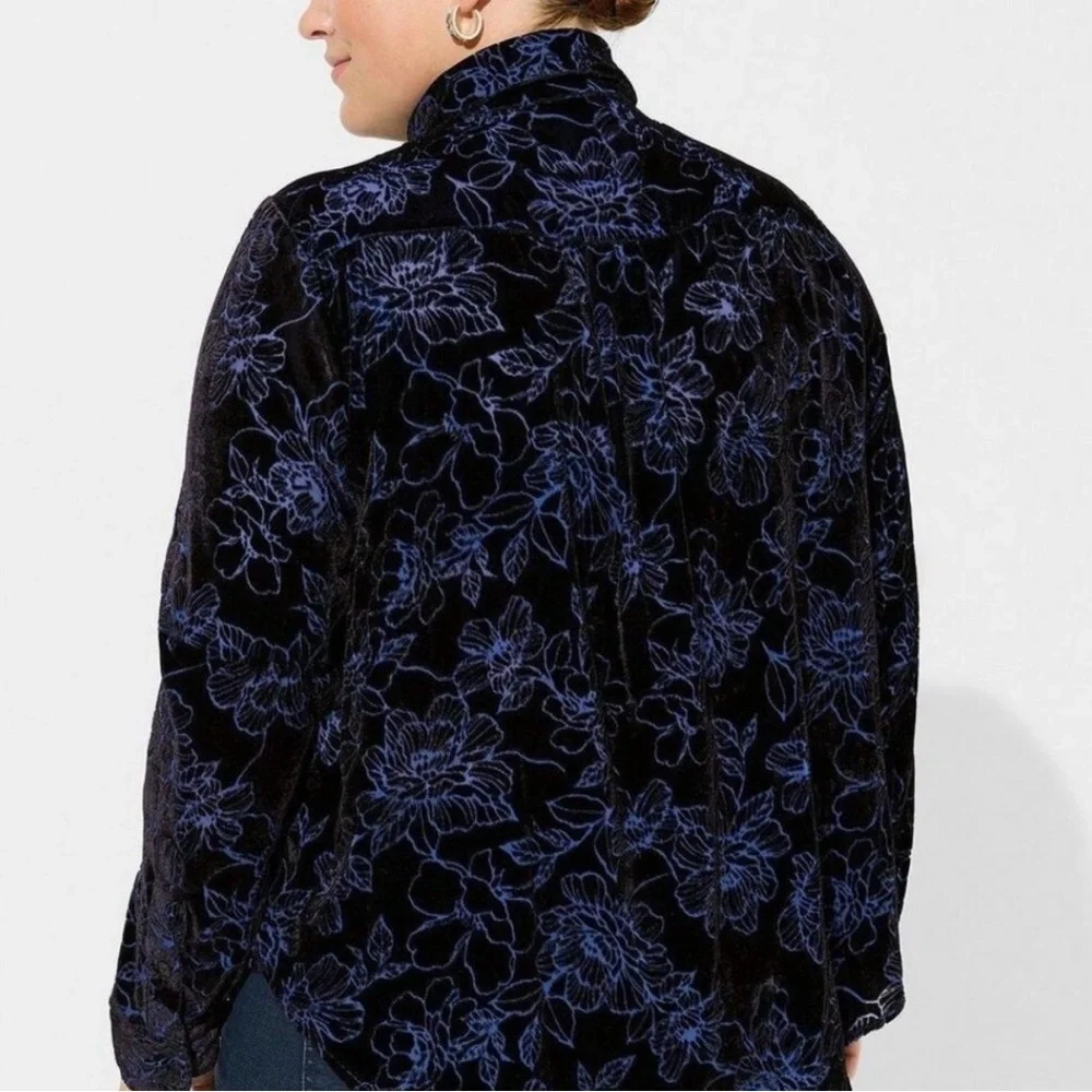 NEW Torrid Madison Velvet Burnout Button Up Shirt Size 3X - Picture 3 of 8